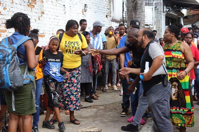 Migrantes hacen fila en espera de regularizar su documentación, (1)