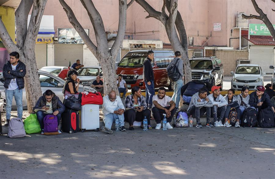 Migrantes hacen filas para solicitar asilo en Estados Unidos, (3)