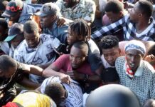 España ha admitido a 281 refugiados de Latinoamérica en el pacto migratorio con EE.UU. Migrantes hacen hoy fila para tramitar documentos frente a las instalaciones de la Comisión Mexicana de Ayuda a Refugiados ( (1)