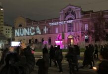 Miles de mujeres rodearon hoy con velas y en silencio el Palacio de la Moneda en la vigilia (3)