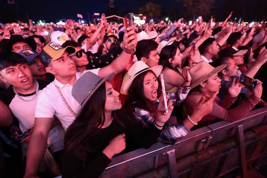 Miles de personas asisten al festival musical Arre (2) Miles de personas asisten al festival musical Arre (2)
