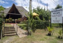 "Somos sordos, hablaremos en señas", el restaurante incluyente en el Pacifico de Nicaragua Nicaragua tiene un restaurante en el que no se dice ni una sola palabra para pedir una orden. Su nombre es Nicafé y está ubicado a escasos kilómetros de la bahía de San Juan del Sur, en el océano Pacífico, la más visitada por turistas extranjeros.