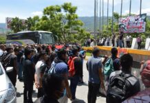 Normalistas protestan para exigir justicia por los 43 estudiantes de Ayotzinapa (3)