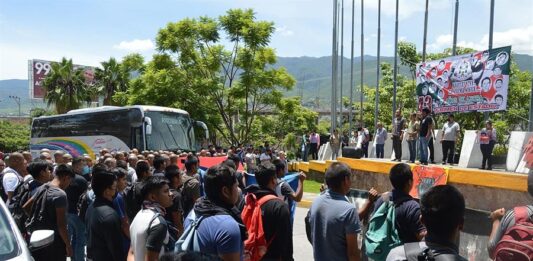 Normalistas protestan para exigir justicia por los 43 estudiantes de Ayotzinapa (3)