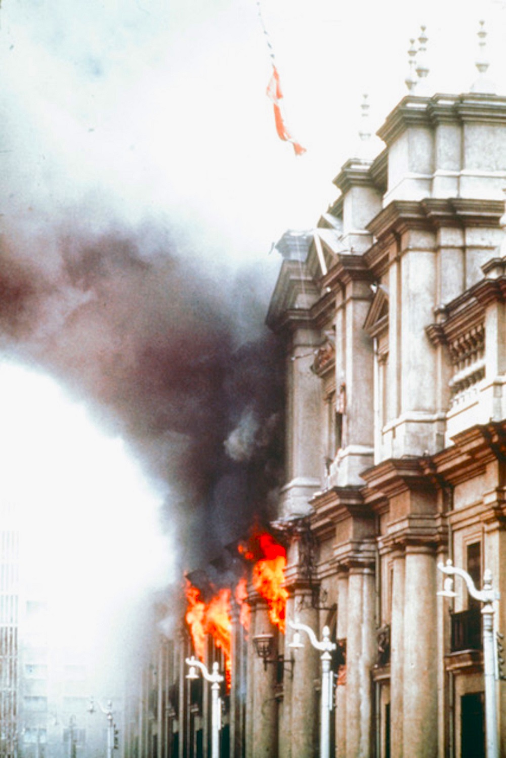 Una hist&oacute;rica fotograf&iacute;a del palacio de La Moneda, sede del poder ejecutivo en Chile, ardiendo en llamas por el bombardeo militar del 11 de septiembre de 1973, cuando fue derrocado el presidente Salvador Allende. Cortes&iacute;a de Gustavo Gac-Artigas.
