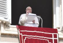 El Papa Francisco ha apelado a los Estados a crear comunidades "dispuestas y abiertas a acoger, acompañar e integrar a quienes llaman a las puertas" de los países, en referencia al "desafío" de la migración.