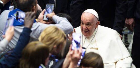 El papa Francisco celebró hoy una misa en el estadio Velódromo de Marsella, en el sur de Francia, ante unas 50.000 personas y a la que asistió el presidente francés, Emmanuele Macron, en el último acto de su visita de poco más de 24 horas a esta ciudad.