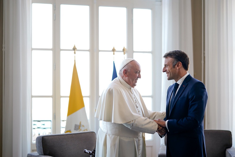 Papa y Macron. Foto Emmanuel Macron El Papa Francisco se ha reunido este sábado con el presidente de la República francesa, Emmanuel Macron, en el Salón de Honor del Palacio del Faro. Antes de este encuentro, ambos se habían saludado en la terraza delante del auditorio del Palacio del Faro, de Marsella, donde se realizó la sesión de cierre de los 'Encuentros del Mediterráneo'. Foto Emmanuel Macron