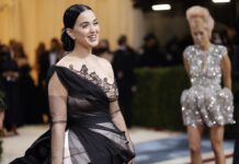 Katy Perry vendió los derechos de sus cinco álbumes publicados entre 2008 y 2020 con el sello discográfico Capitol Records a la compañía Litmus Music por un valor de 225 millones de dólares, informaron este lunes medios estadounidenses.
