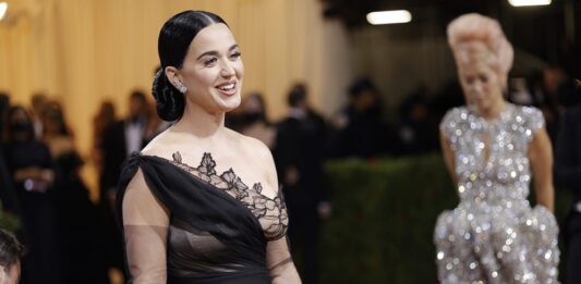 Katy Perry vendió los derechos de sus cinco álbumes publicados entre 2008 y 2020 con el sello discográfico Capitol Records a la compañía Litmus Music por un valor de 225 millones de dólares, informaron este lunes medios estadounidenses.