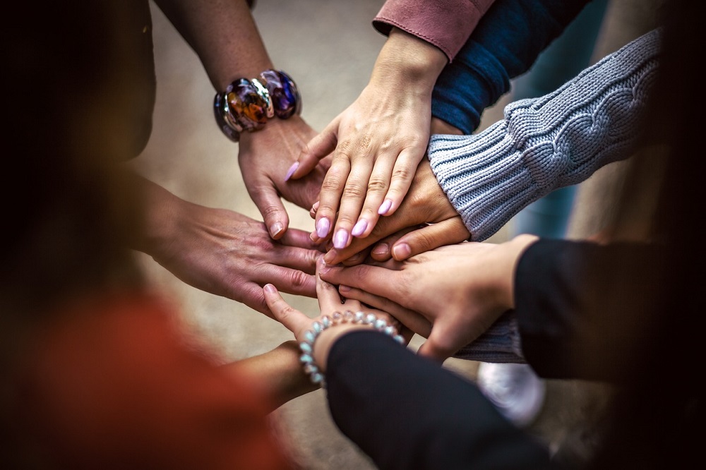 Personas conectadas La comunidad latina ha demostrado ser una fuerza imparable en la economía estadounidense. Desde 2010, los latinos han sido la fuerza impulsora.