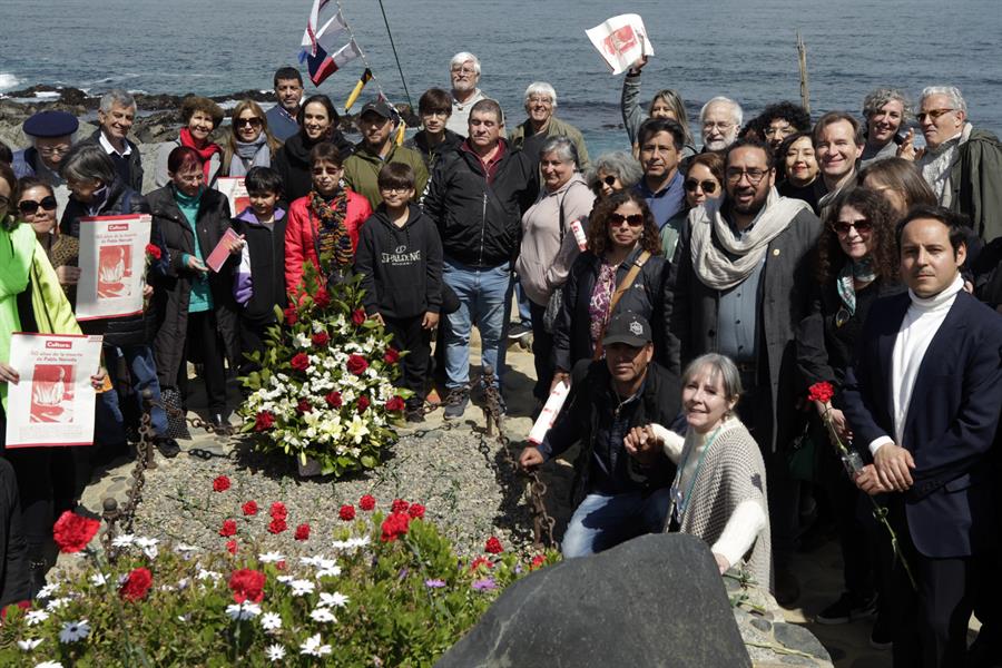 Personas posan junto a la tumba del poeta chileno Pablo Neruda