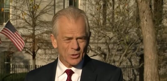 Peter Navarro, exasesor del expresidente Donald Trump, fue declarado este jueves culpable de desacato legislativo por negarse a colaborar con el Congreso en la investigación sobre el asalto al Capitolio de enero de 2021.