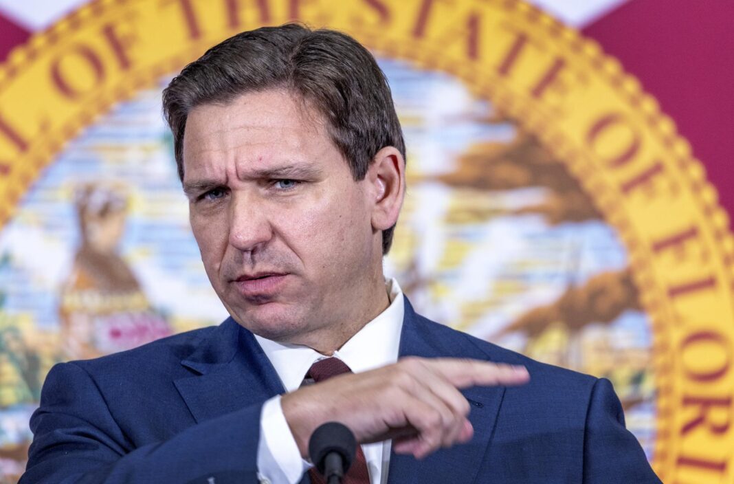 El republicano Ron DeSantis, aspirante a la Presidencia de Estados Unidos y gobernador de Florida, y el gobernador de California, el demócrata Gavin Newsom, han acordado participar en un debate televisado en noviembre, que será moderado por el presentador Sean Hannity de Fox News, informó hoy lunes la televisora.