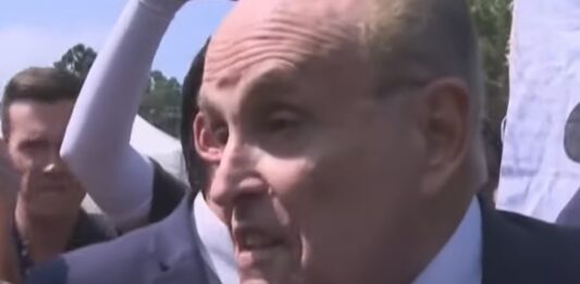 El abogado Rudy Giuliani, el que fuera representante legal del expresidente de Estados Unidos Donald Trump, y otros seis acusados se han declarado inocentes respecto a las acusaciones de intentar subvertir los resultados electorales en Georgia en 2020, ha informado la CNN citando un expediente judicial de este viernes.