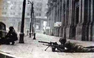 Una fotograf&iacute;a del intento golpista del 29 de junio de 1973 conocido como Tanquetazo,- por el uso de tanques de guerra-, en el cual se aprecia a efectivos del ej&eacute;rcito chileno disparando a la afueras del Palacio de la Moneda.
