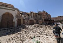 El número de muertos en el terremoto que azotó anoche Marruecos superó la barrera de los mil, hasta los 1.037, en el balance dado hasta las 13.00 hora local (GMT+1), lo mismo que los heridos, que se contabilizaron en 1.204, 721 de ellos graves.