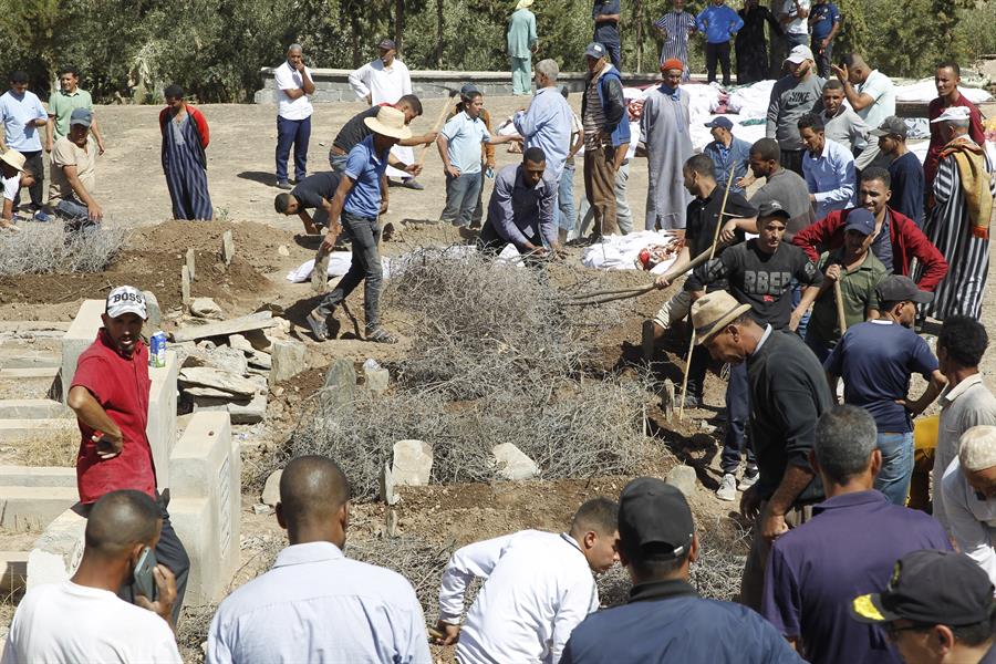 Terremoto Marruecos 7 El número de muertos por el terremoto que azotó este viernes Marruecos se sitúa en 2.012 personas y los heridos ascienden a 2.059, según los datos recabados por el Ministerio del Interior marroquí hasta las 22.00 hora local (21.00 GMT).