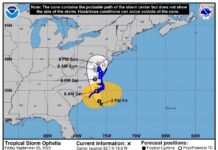 La tormenta tropical Ophelia tocó tierra este sábado cerca de Emerald Isle, en Carolina del Norte, provocando intensas lluvia, fuertes vientos y dejando a miles de hogares sin electricidad.