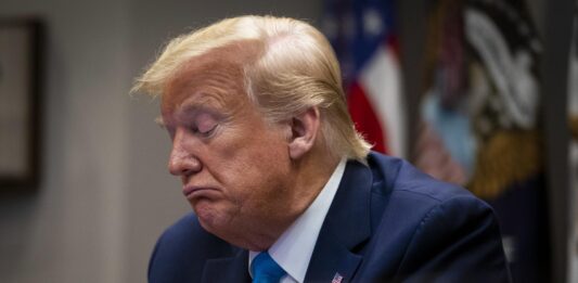 El expresidente Donald Trump afronta la caída de su negocio en Nueva York después de que un juez lo declarara responsable de fraude en la Organización Trump y cancelara sus permisos para operar en ese estado días antes de que se inicie un juicio civil en torno a esa acusación.