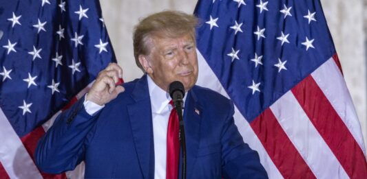 El expresidente Donald Trump, principal aspirante a la nominación republicana para las presidenciales de 2024, sugirió este miércoles durante un acto de campaña que el resto de precandidatos solo buscan un trabajo de funcionario en el Gobierno.