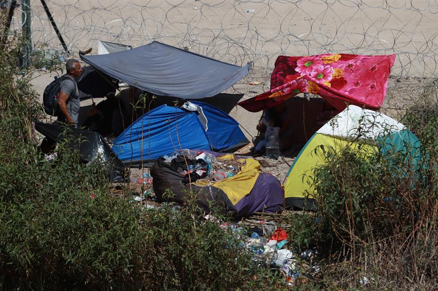 Un grupo de migrantes permanece en un campamento a un costado de la frontera con Estados Unidos (2)