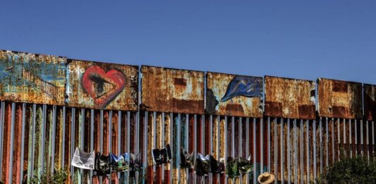 Una persona visita del Parque Binacional de la Amistad (1)