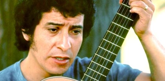 Con solo cuarenta y un años de edad, Victor Jara fue cruelmente torturado y asesinado por la dictadura militar chilena que dio el golpe de estado el 11 de septiembre de 1973 en Chile, de lo que se conmemoran cincuenta años.