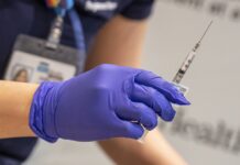 México emite convocatoria a privados para comercializar vacunas contra covid-19 en el país Después de poco más de tres años de la llegada de la pandemia de la covid-19 a México, la Comisión Federal para la Protección contra Riesgos Sanitarios (Cofepris) de México permitirá a privados la venta de las vacunas contra el virus.