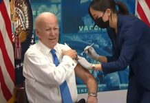 El presidente Joe Biden, recibió este viernes la vacuna actualizada contra la covid-19 y la vacuna anual contra la gripe, anunció la Casa Blanca este sábado.