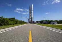 cohete Atlas V que lleva la misión Silent BarkerNROL-107