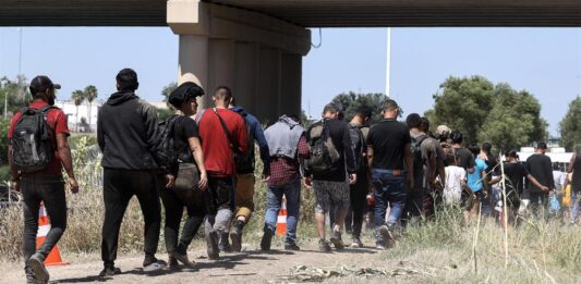 estado de emergencia en el sector de Eagle Pass por una nueva llegada masiva de migrantes (3)
