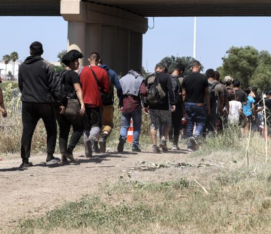 estado de emergencia en el sector de Eagle Pass por una nueva llegada masiva de migrantes (3)