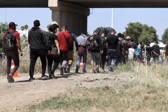 estado de emergencia en el sector de Eagle Pass por una nueva llegada masiva de migrantes (3) estado de emergencia en el sector de Eagle Pass por una nueva llegada masiva de migrantes (3)