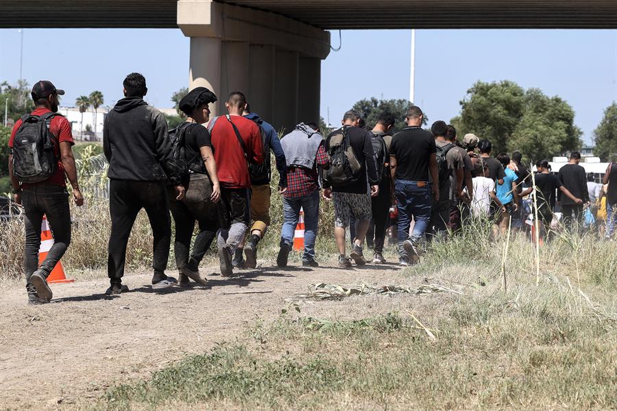 estado de emergencia en el sector de Eagle Pass por una nueva llegada masiva de migrantes (3)