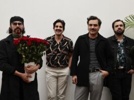 La banda mexicana de rock Enjambre está triunfando con su álbum “Noches de Salón”.