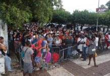 La Comisión Mexicana de Ayuda a Refugiados (Comar) del Gobierno suspendió este miércoles de forma indefinida las solicitudes en la frontera sur del país, que vive una creciente oleada migratoria que ha saturado las peticiones de asilo.