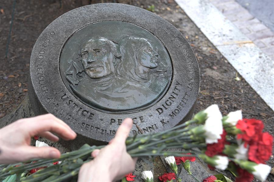 placa en homenaje a Orlando Letelier