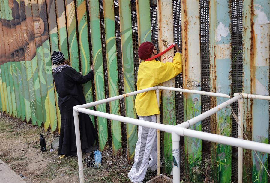 Activistas permanecen encadenados en defensa del parque binacional (2)
