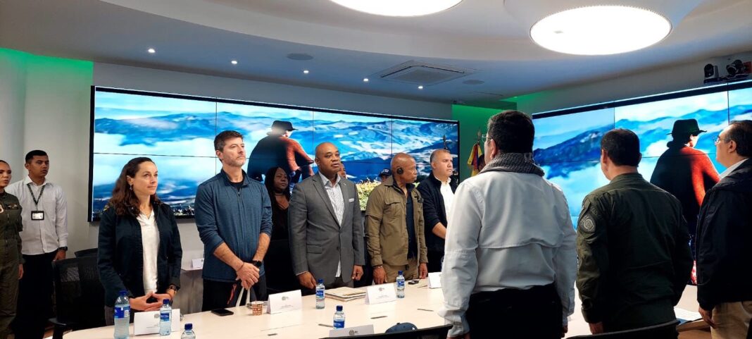 El alcalde de Nueva York, Eric Adams, visitó este sábado, por tierra y aire, la región del golfo del Urabá colombiana por donde los migrantes comienzan su ruta por la peligrosa selva del Darién hacia Centroamérica. Foto Luis Gilberto Murillo