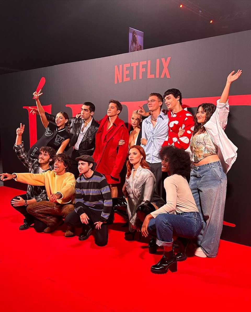 Pastrana en el estreno de la s&eacute;ptima temporada de &ldquo;&Eacute;lite&rdquo; con el elenco.