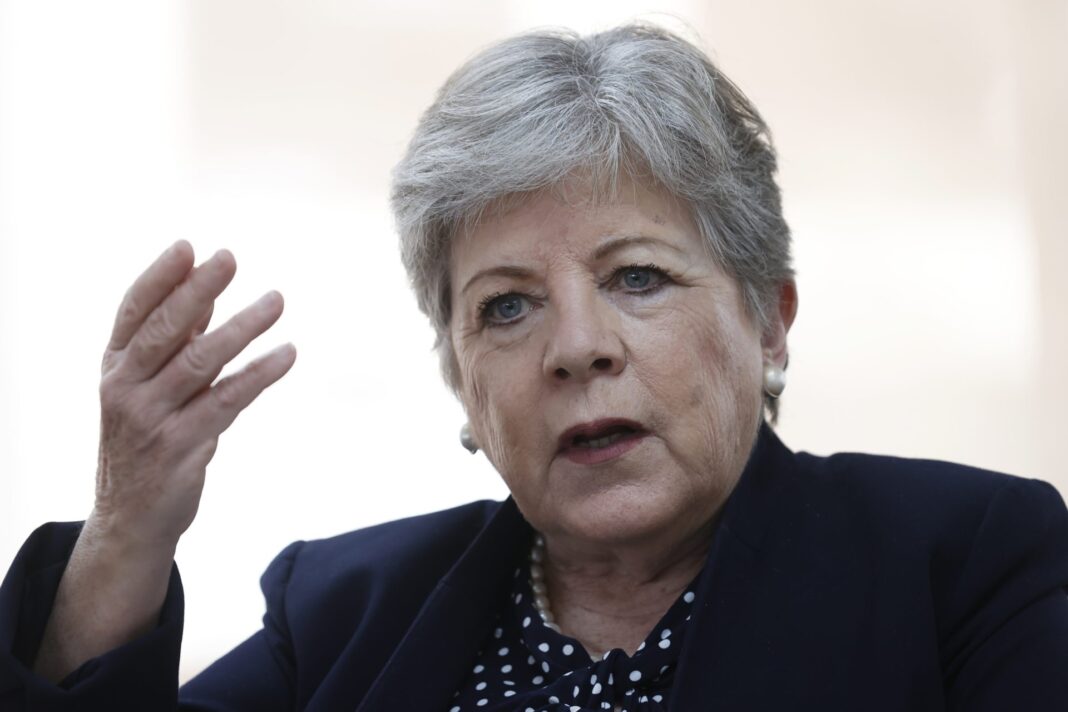 Alicia-Barcena La canciller mexicana, Alicia Bárcena, aplaudió este jueves la primera liberación de presos en Venezuela tras la reactivación del dialogo entre el Gobierno de Nicolás Maduro y la oposición el martes pasado en Barbados.
