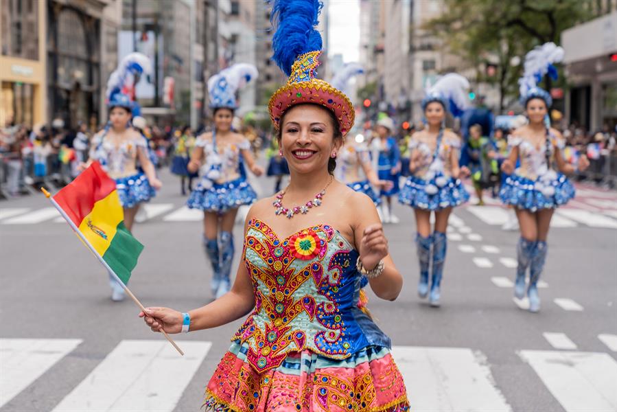 Artistas en representaci&oacute;n de la cultura boliviana participan en el desfile del D&iacute;a de la Hispanidad