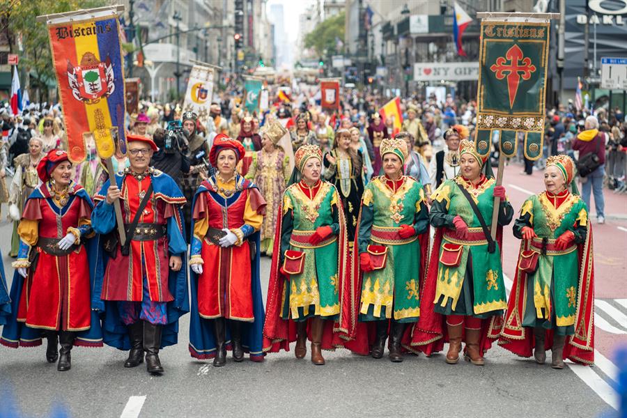 Artistas en representaci&oacute;n de la cultura espa&ntilde;ola de Moros y Cristianos participan en el desfile del D&iacute;a de la Hispanidad