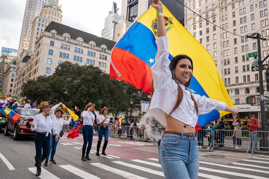 Artistas en representaci&oacute;n de la cultura venezolana participan en el desfile del D&iacute;a de la Hispanidad