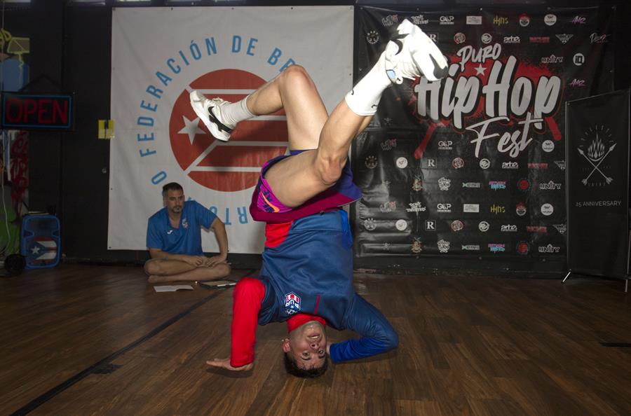 "Choky" (d), el primer bailarín de Puerto Rico de breaking o "b-boy" en los Juegos Panamericanos de Santiago 2023.