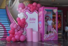 El rosa de Barbie se filtra entre los superhéroes de la Comic Con de Nueva York El rosa chicle de Barbie, el sombrero de paja de Monkey D. Luffy y las rayas blancas y rojas de Wally inundarán durante los próximos cuatro días el centro de convenciones Javits Center y muchas de las calles de Manhattan para celebrar la Comic Con en Nueva York.