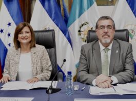 Arévalo y Herrera acuden a la sede del TSE para apoyar a los magistrados tras los registros de la Fiscalía El presidente electo de Guatemala, Bernardo Arévalo, y su 'número dos', Karin Herrera, han acudido este lunes a la sede del Tribunal Supremo Electoral (TSE) para apoyar a los magistrados tras los registros llevados a cabo por la Fiscalía el viernes.