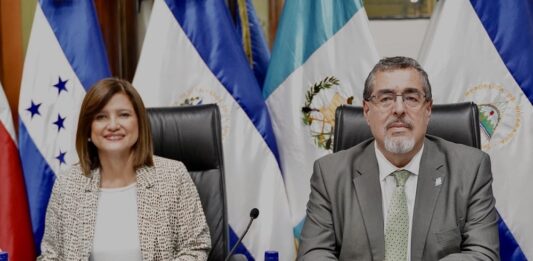 El presidente electo de Guatemala, Bernardo Arévalo, y su 'número dos', Karin Herrera, han acudido este lunes a la sede del Tribunal Supremo Electoral (TSE) para apoyar a los magistrados tras los registros llevados a cabo por la Fiscalía el viernes.