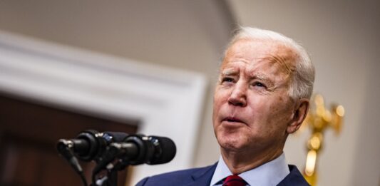 El presidente Joe Biden, ha mantenido este sábado sendas conversaciones telefónicas con el primier ministro israelí, Bejamin Netanyahu, y con el presidente palestino, Mahmud Abbas.
